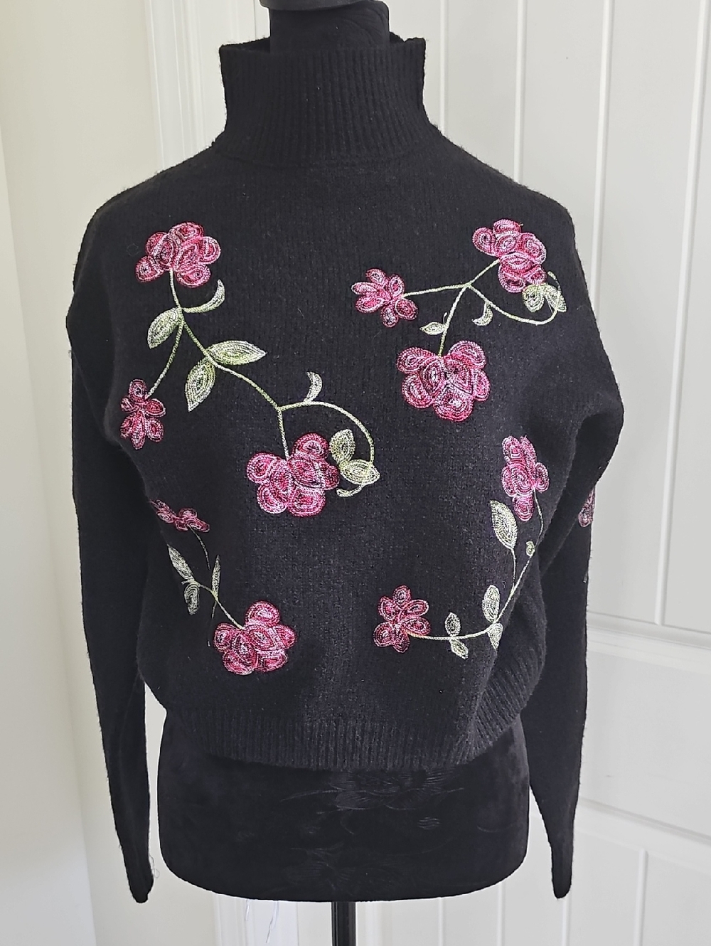 NWT Francesca's Black Cropped Turtleneck Sweater w Floral Embroidery, Medium